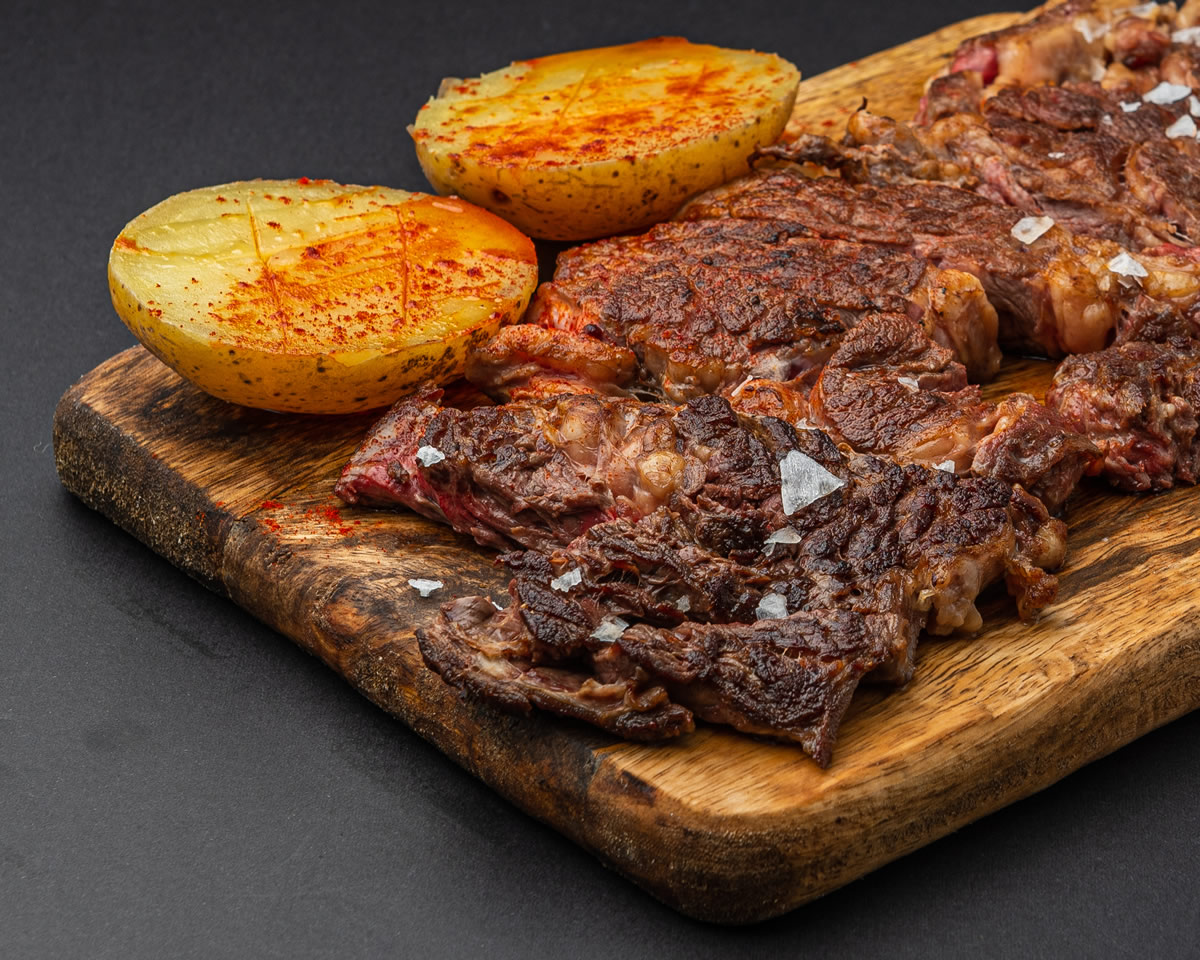 Entrecot a la brasa con patatas asadas para compartir