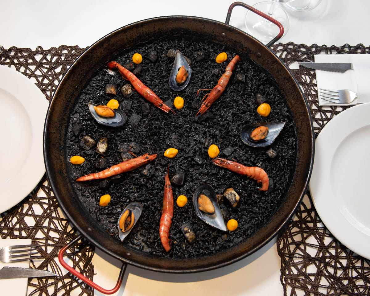 Arroz negro con gambas y clóchinas de La Siesta